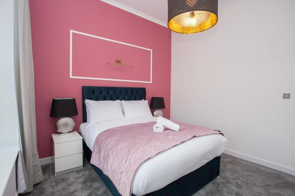 Stunning One Bed With Parking In Centre *