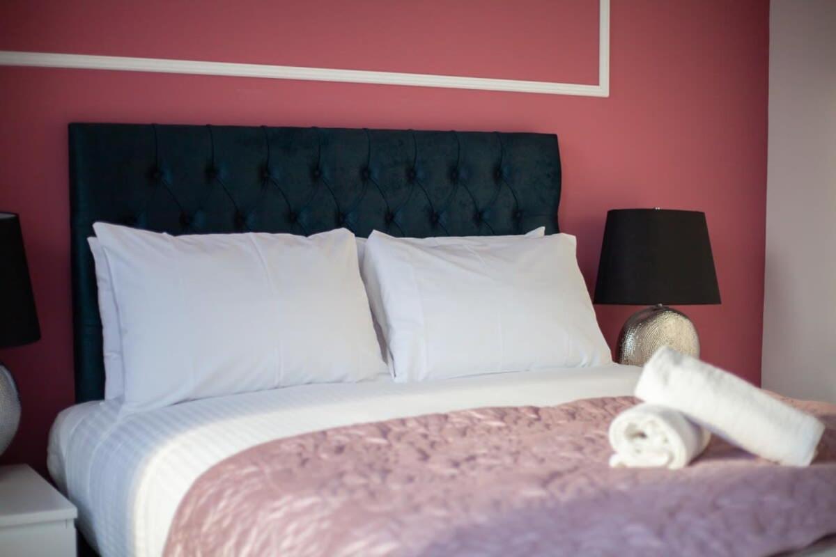 Stunning One Bed With Parking In Centre