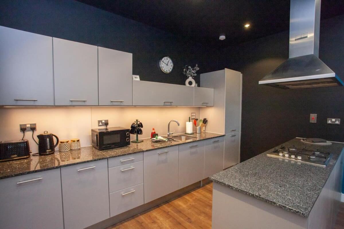 Stunning One Bed With Parking In Centre