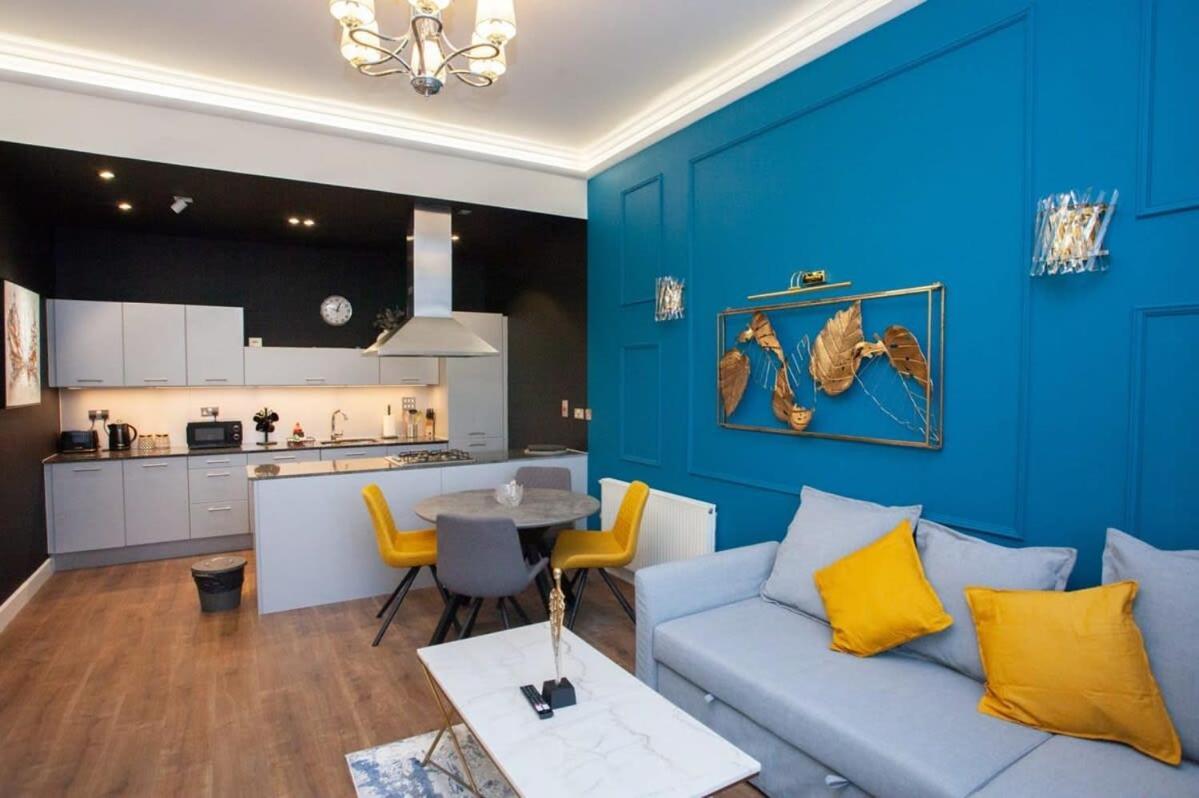 Stunning One Bed With Parking In Centre